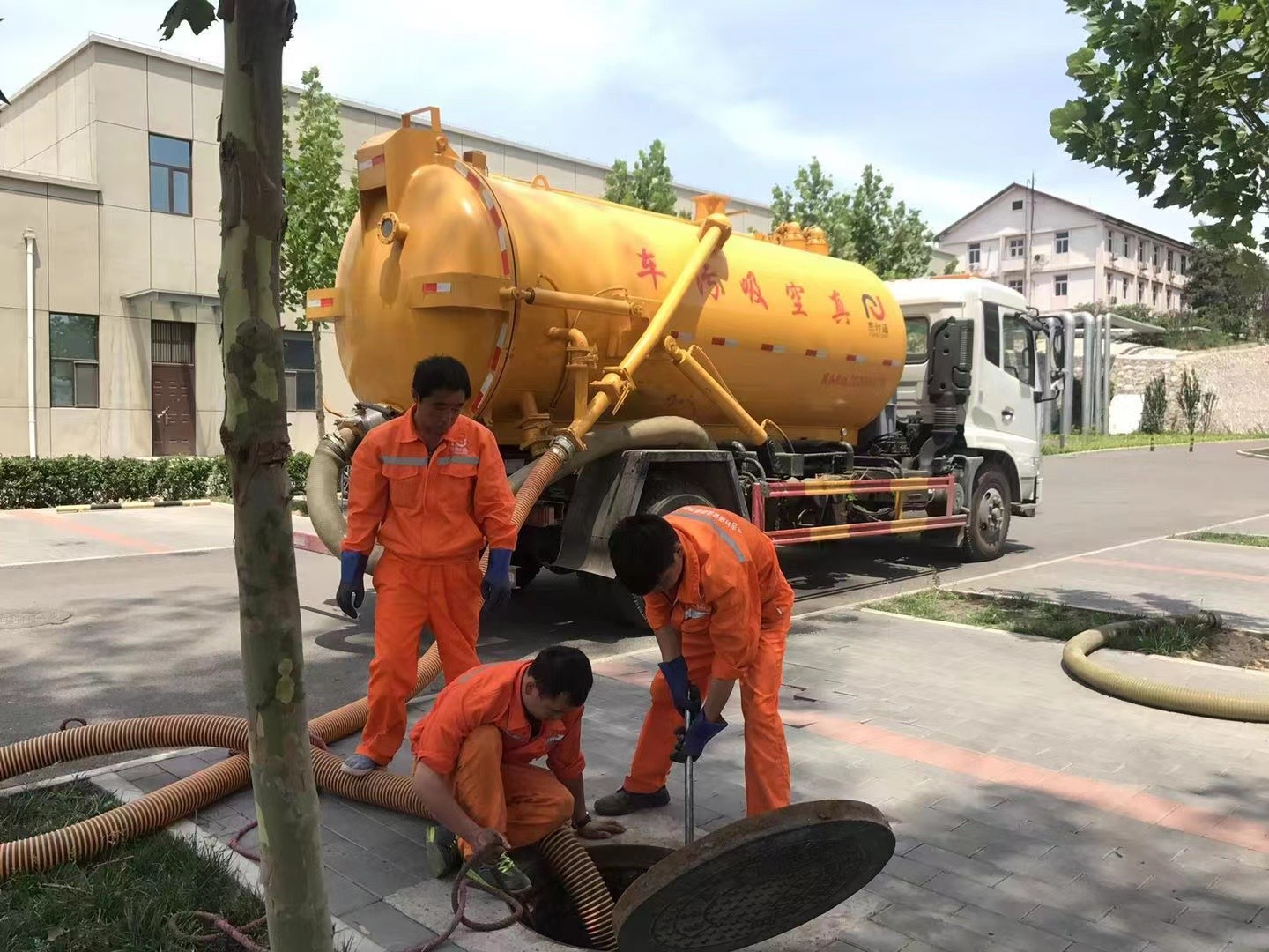 松潘管道疏通车停在窨井附近