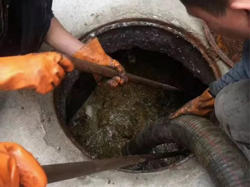 松潘清理化粪池时如何避免沼气的危害？